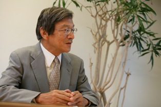  主に業務に関する情報収集の為に、毎日チェックされている媒体（新聞・雑誌・ｗｅｂサイト等）を教えてください。