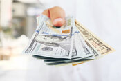 弱者が借金して強者に無利子で貸すのは不公正ではないか