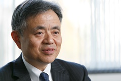 Q7. 主に業務に関する情報収集の為に、毎日チェックされている媒体(新聞・雑誌・webサイト等)を教えてください。